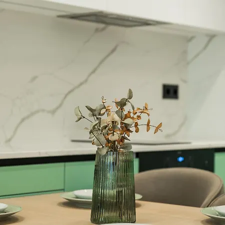 Modern In Center I Steps From By Flat Mаnаger Apartment *