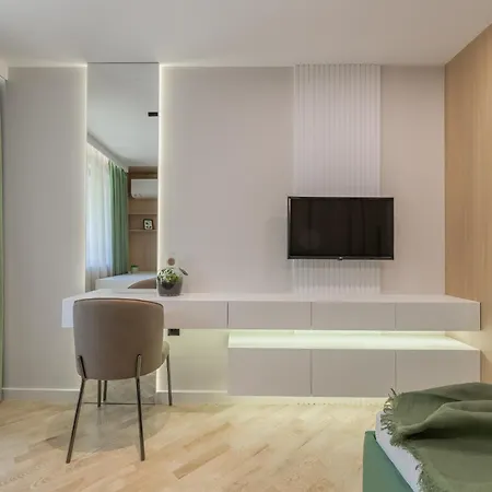 Modern In Center I Steps From By Flat Mаnаger *